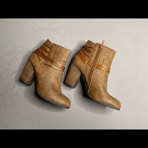 [SOLD] Steve Madden Denice Ankle Boots Size 7 M